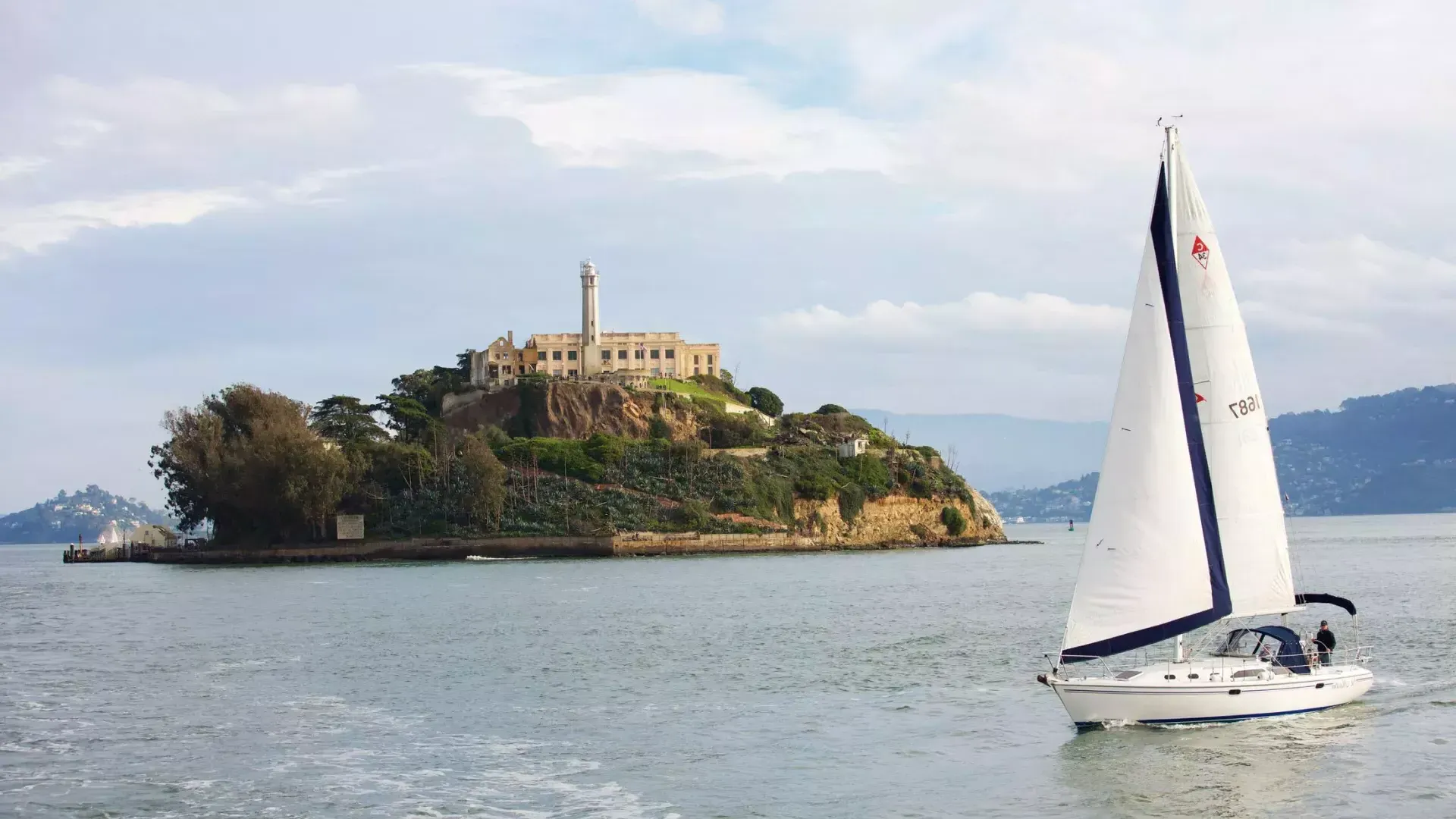 Um veleiro passa em frente à Ilha Alcatraz , em São Francisco.